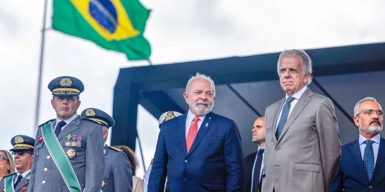 Senadores querem acabar com pensão de filhos de militares