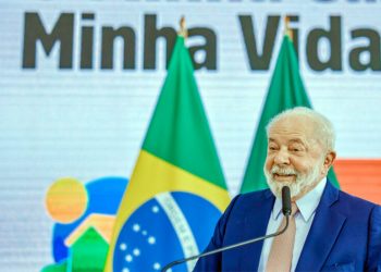 Lula “erra” e diz que vai construir “186 milhões de casas”