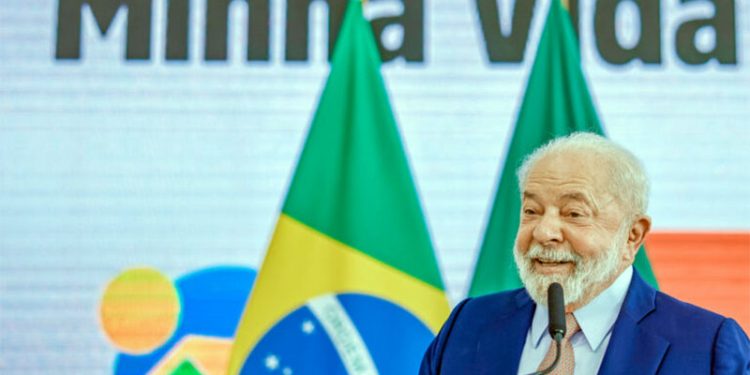 Lula “erra” e diz que vai construir “186 milhões de casas”