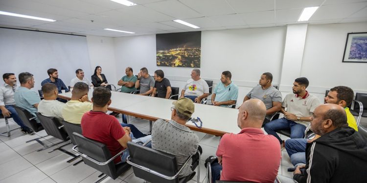 Executivo de Ipatinga discute com motoristas de aplicativo melhorias no atendimento
