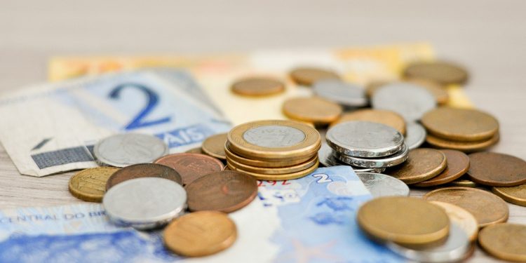Salário mínimo e aposentadorias terão ao menos 4,5% de aumento em 2024