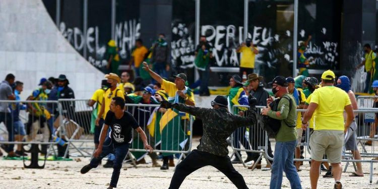 Governo Lula poderia ter evitado atos do 8 de janeiro, aponta inquérito militar