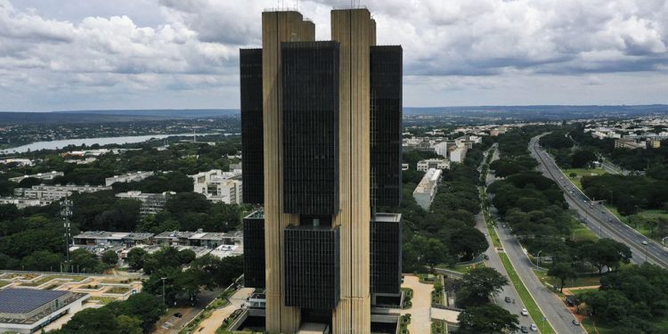 Investimento estrangeiro direto no Brasil cai 41% em julho