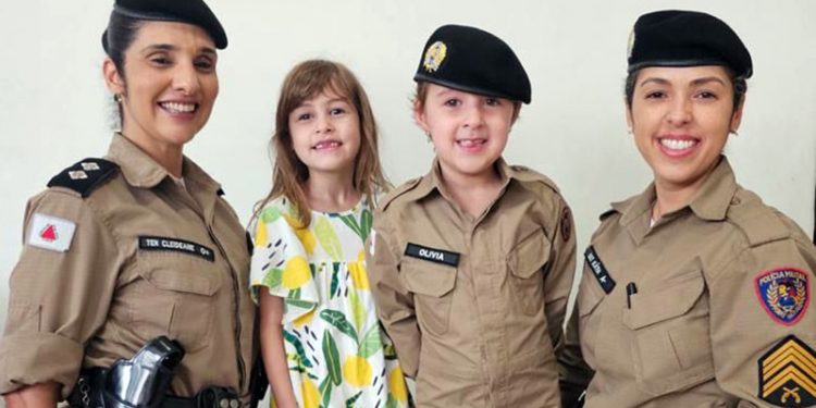 Paciente da Oncologia Pediátrica recebe visita de policiais militares e realiza sonho