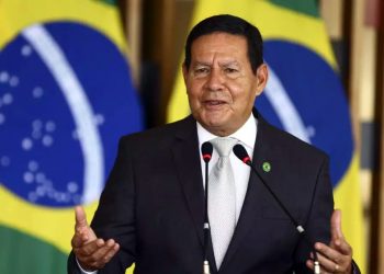 Mourão provoca nas redes sociais: “Fez o ‘L’, agora aguenta o desastre”