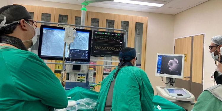HMC realiza procedimento inédito de desobstrução de artérias coronárias