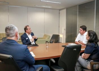 Casa Civil de Minas recebe organização que trata de doença de pele rara no Brasil