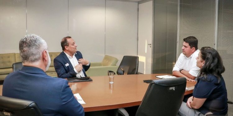 Casa Civil de Minas recebe organização que trata de doença de pele rara no Brasil
