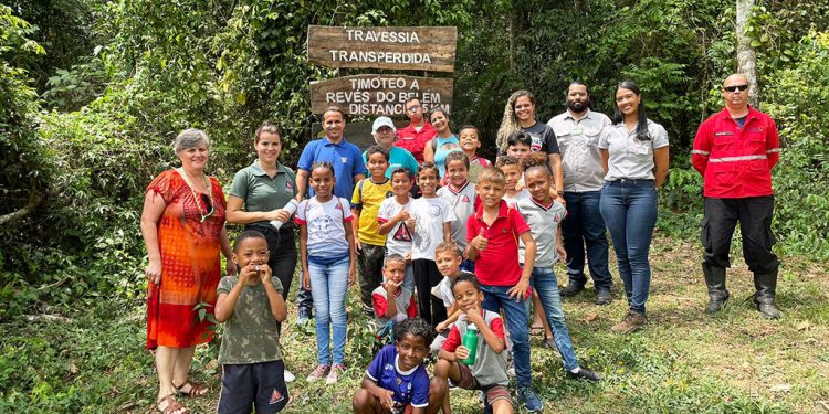 Alunos do Projeto Ajudôu participam de ação ambiental em Timóteo