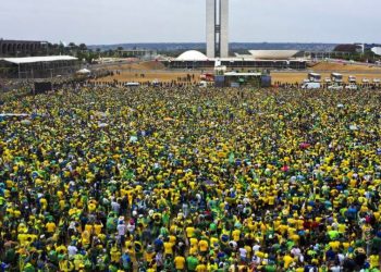 Duas vezes mais brasileiros se dizem de direita do que de esquerda, indica pesquisa