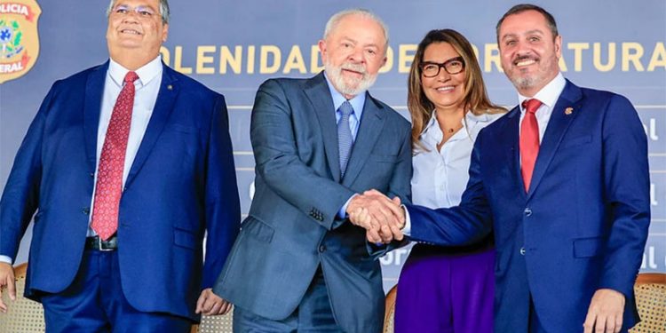 Dino declara que a PF está a serviço da causa de Lula e do Brasil