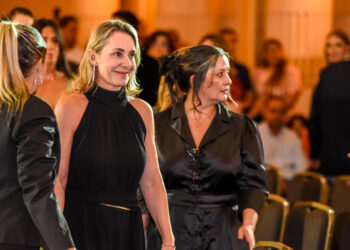 Jornalista é homenageada em Congresso da Federaminas