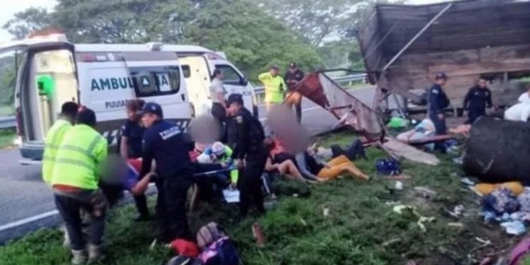 Acidente de caminhão com migrantes deixa ao menos 10 mortos no México