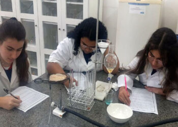 Colégios Católica do Vale do Aço recebem título de Escola Destaque 2023 na 2ª OBBiotec