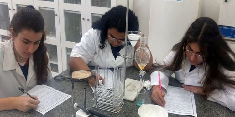 Colégios Católica do Vale do Aço recebem título de Escola Destaque 2023 na 2ª OBBiotec