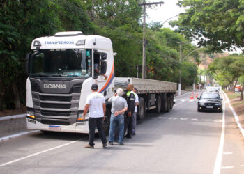 Blitz em Timóteo alerta motoristas sobre a restrição de tráfego de veículos pesados