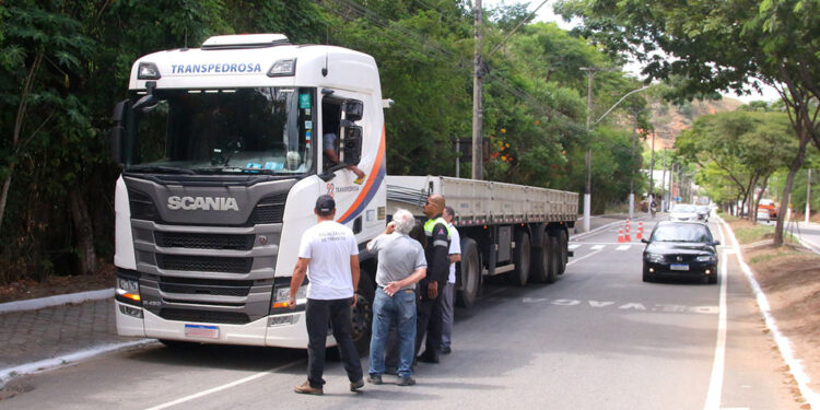 Blitz em Timóteo alerta motoristas sobre a restrição de tráfego de veículos pesados