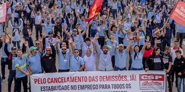 Após demissões, metalúrgicos da GM entram em greve