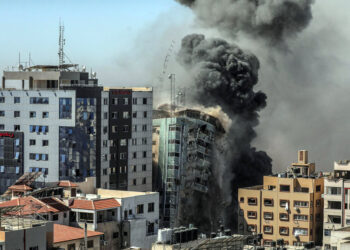 Israel contra-ataca e Hamas ameaça matar reféns civis