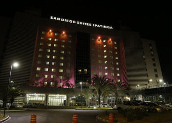 San Diego Suítes Ipatinga ilumina sua fachada em apoio ao Outubro Rosa