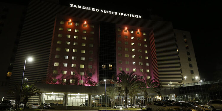 San Diego Suítes Ipatinga ilumina sua fachada em apoio ao Outubro Rosa
