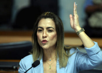 Senadora compara senhoras ‘orando com Bíblia nas mãos’ a terroristas