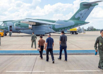 Terceiro avião com brasileiros repatriados de Israel chega ao Brasil