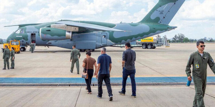Terceiro avião com brasileiros repatriados de Israel chega ao Brasil