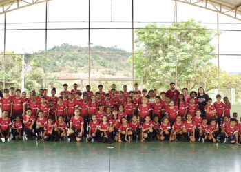 Ajudôu entrega uniformes para 300 alunos em Ipatinga, Nova Era e Paraíso