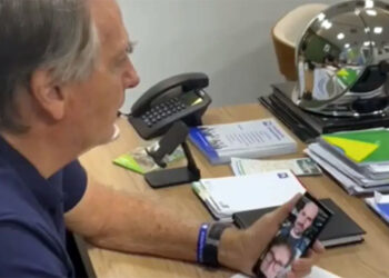 Bolsonaro e Milei conversam em chamada de vídeo após vitória