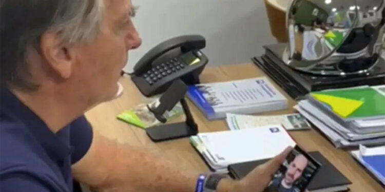 Bolsonaro e Milei conversam em chamada de vídeo após vitória