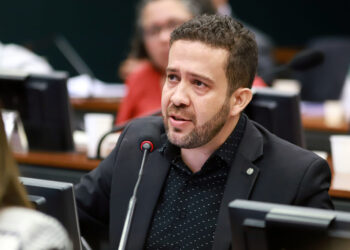 Ex-assessores de Janones vão depor após requerimento de Eduardo Bolsonaro