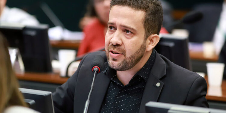 Ex-assessores de Janones vão depor após requerimento de Eduardo Bolsonaro