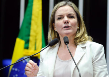Gleisi Hoffmann instiga militância do PT contra jornalista do Estadão