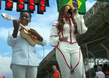 Funkeira Ludmilla esquece letra do Hino Nacional e culpa som