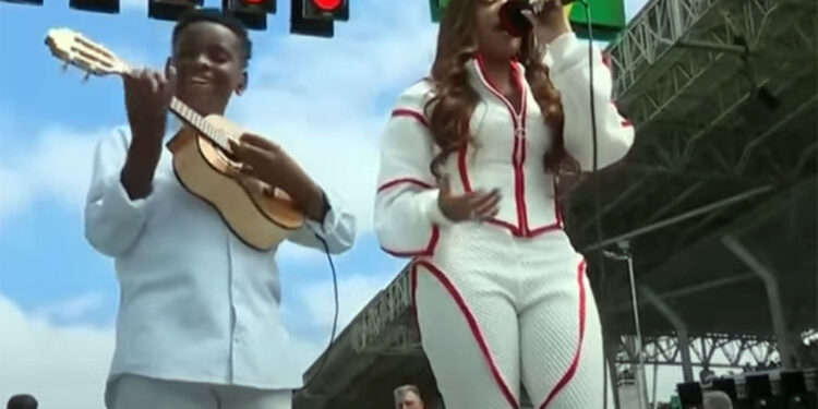 Funkeira Ludmilla esquece letra do Hino Nacional e culpa som