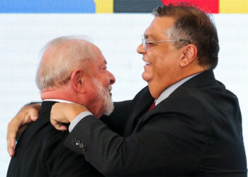 Lula e Dino avacalham com o país, diz o Estadão