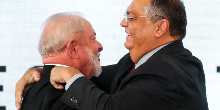Lula e Dino avacalham com o país, diz o Estadão