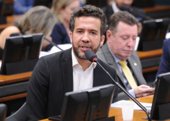 Janones destina quase 80% das emendas para prefeitura da ex-namorada