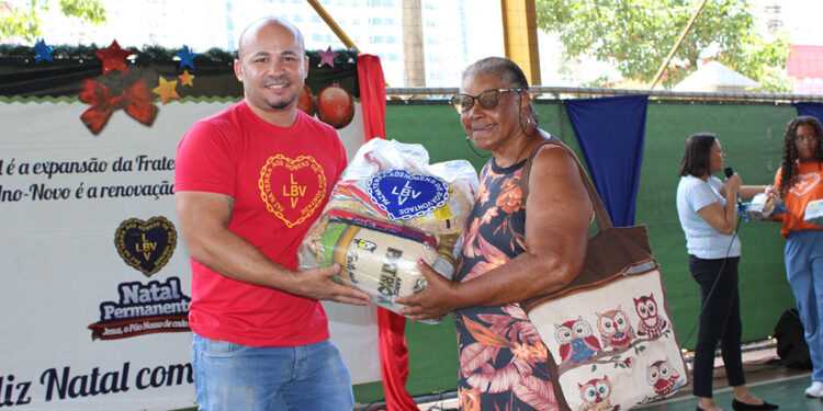 LBV entrega cestas de alimentos em Ipatinga