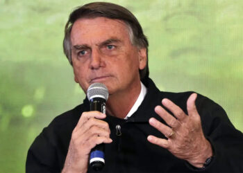 Bolsonaro critica STF e diz estar junto com imprensa