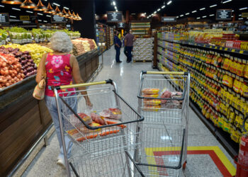 Menos horas no domingo obriga clientes a antecipar as compras em Ipatinga