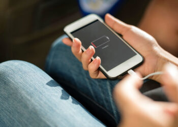 Conectar o carregador na tomada ou no celular primeiro? Veja a forma correta