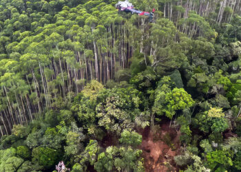 Corpos de ocupantes de helicóptero são encontrados junto aos destroços