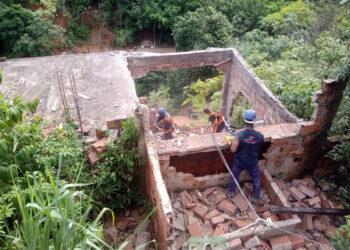 Prefeitura de Ipatinga faz demolição de imóveis que ameaçam a segurança