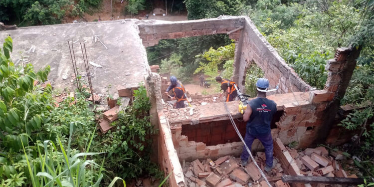 Prefeitura de Ipatinga faz demolição de imóveis que ameaçam a segurança