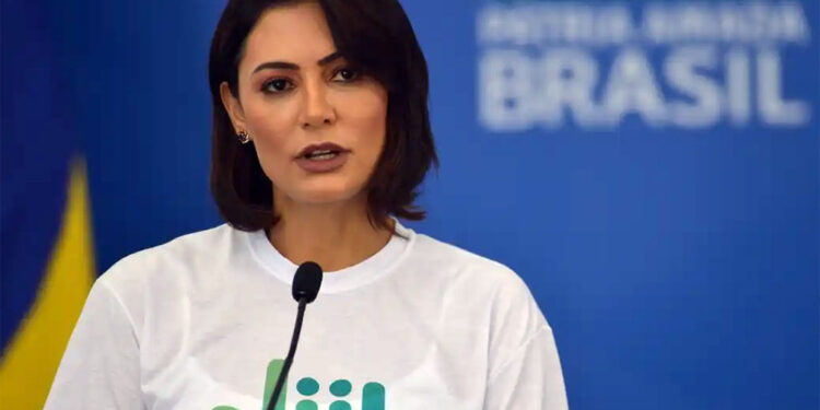 Michelle ironiza operação contra Bolsonaro usando frase de Janja