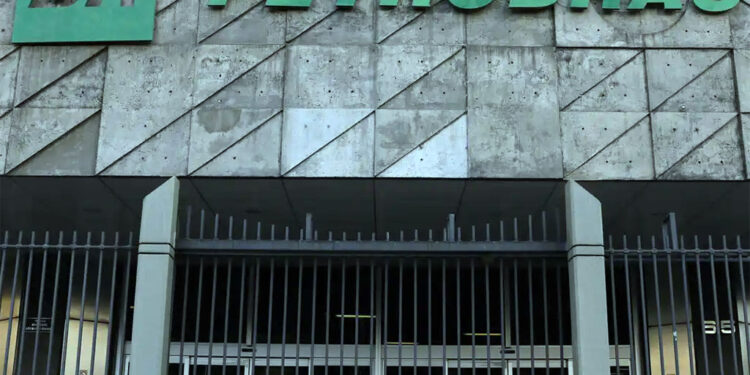 TCU indica prejuízo de R$ 500 milhões em contrato da Petrobras no governo Lula