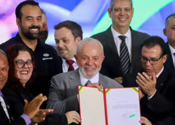 Lula assina projeto de lei que regula atividade de motoristas de aplicativo