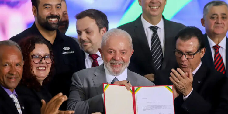 Lula assina projeto de lei que regula atividade de motoristas de aplicativo